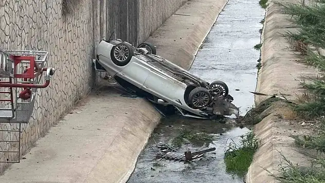 Niğde'de korkutan kaza: Otomobil kanala uçtu