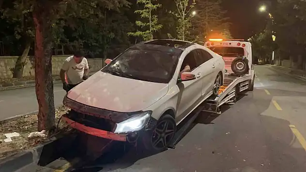Niğde'de otomobil refüjdeki ağaçlara çarptı!