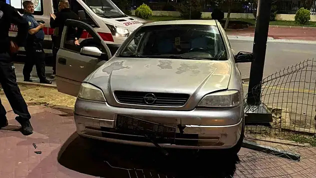 Niğde'de kontrolden çıkan otomobil refüje çıktı