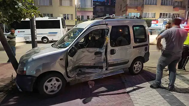 Niğde'de panelvan araç ve motosiklete çarpan hafif ticari araç ortalığı birbirine kattı!
