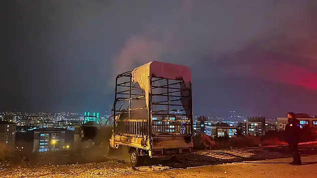 Niğde'de park halindeki kamyonette korkutan yangın