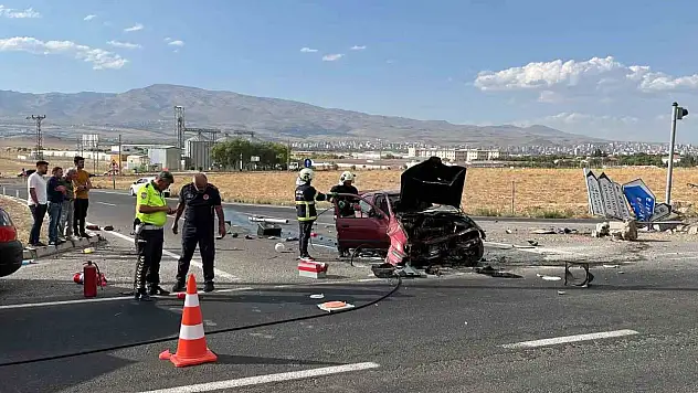 Refüje çarpan otomobil alev aldı!