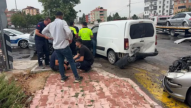 Niğde'de üç araç çarpıştı: 1 yaralı