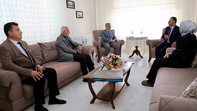 Niğde'de Vali Çelik'ten emekli öğretmene anlamlı ziyaret