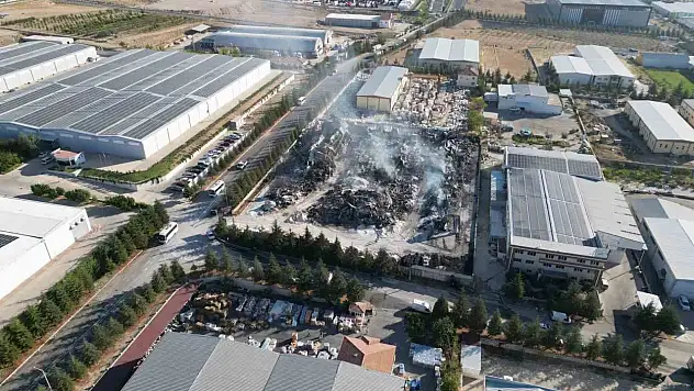 Bir fabrika yangını haberi de komşudan geldi! 10 Saat süren mücadele sonuç verdi...