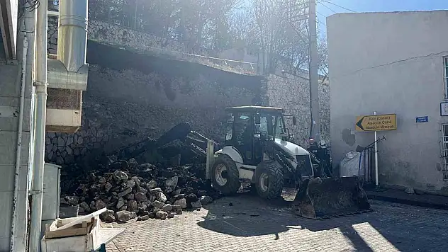 Niğde Kalesi'nde hareketli saatler: İstinat duvarı çöktü!