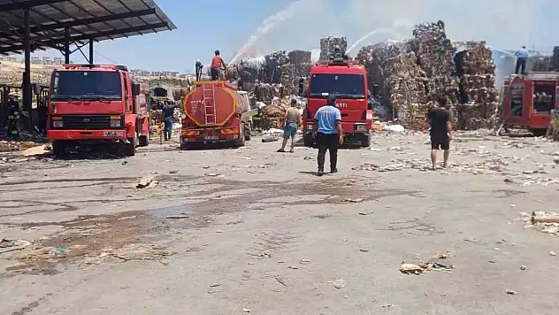 Kağıt fabrikasında çıkan yangın paniğe neden oldu!