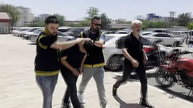 Park halindeki araçlardan hırsızlık yapan zanlı kıskıvrak yakalandı