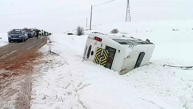 Sivas'ta öğrenci servisi şarampole devrildi