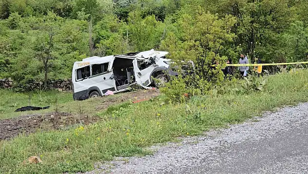 Öğrenci servisi şarampole yuvarlandı