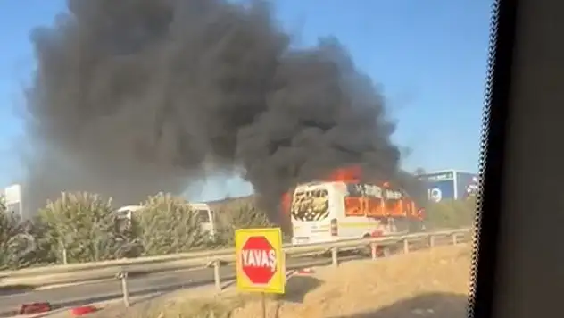Adana'da öğrenci servisinde kaza sonrası yangın: 1 kişi yaşamını yitirdi
