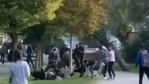 Öğrenciler saç baş birbirine girdi