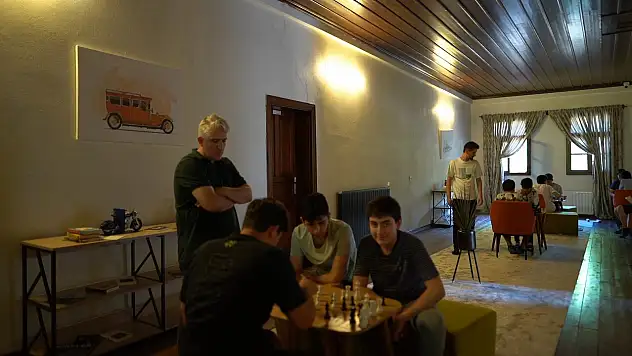 Öğrenciler tarihi okulda kampa devam ediyor!