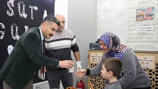Minik öğrencilere süt ve simit ikram edildi