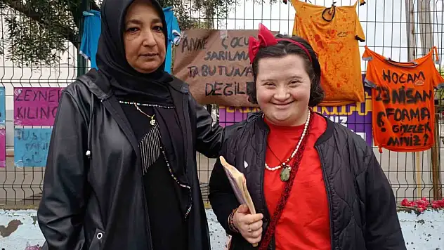Öğretmen Ayla Kara'nın yakınları okul önünde dua etti