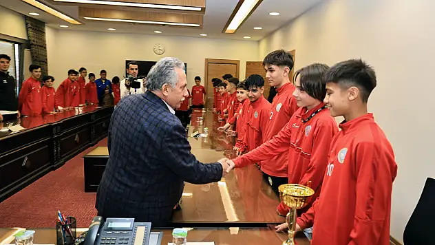 Öğretmen Başkana duygulandıran hediye!