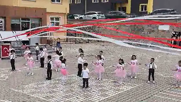 Kayseri'de bir öğretmenin üzerine tabela düştü! - İşte görüntüler...