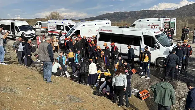 Sivas'ta trafik kazası: 3'ü ağır 15 yaralı