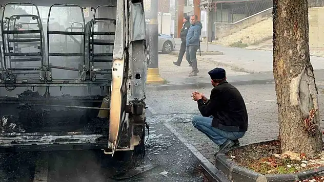 Okul servisi yandı: Sürücüsü çaresizce izledi...
