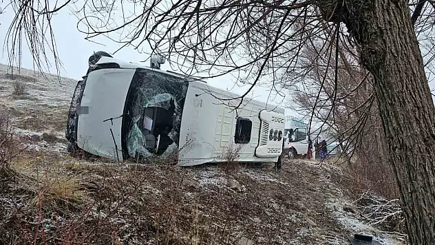 Sivas'ta okul servisi yan yattı: 14'ü öğrenci 15 yaralı