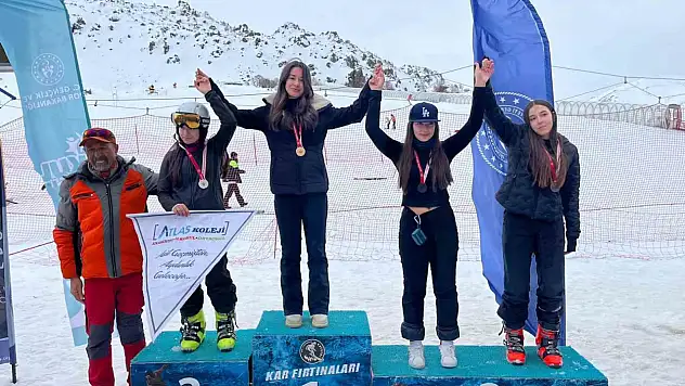 Kayseri'de kayak ve snowboard heyecanı Erciyes'te zirve yaptı