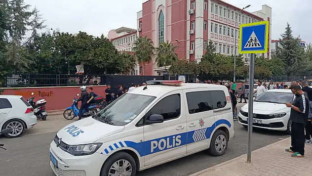 Okulda dedikodu kavgası: Kız öğrenci arkadaşını ekmek bıçağıyla yaraladı!