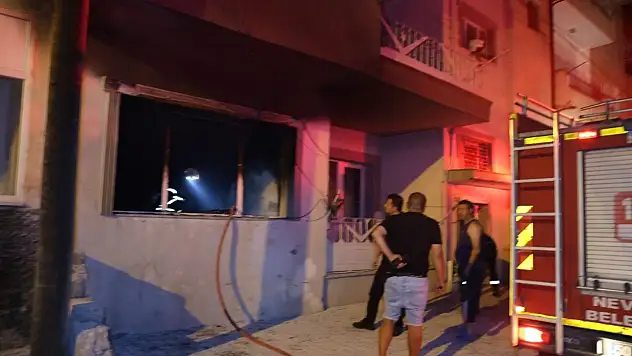 Ağabeyini bıçakla kovalayan şüpheli, daha sonra evi ateşe verdi!
