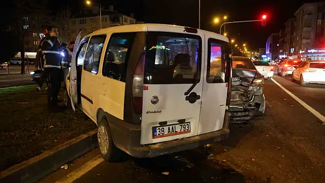 Kırmızı ışıkta bekleyen araca çarptı, kaza yerinden kaçtı!