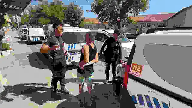 Önce polisle tartıştılar, sonra polisin elinden su içtiler