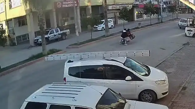 Motosikletin önünü kaldırıp giderken otomobile çarptı: 2 yaralı