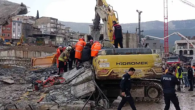 Operatör enkaz altında kaldı