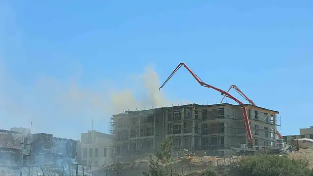 Alevler lojman inşaatını sardı, ahşap bina kül oldu