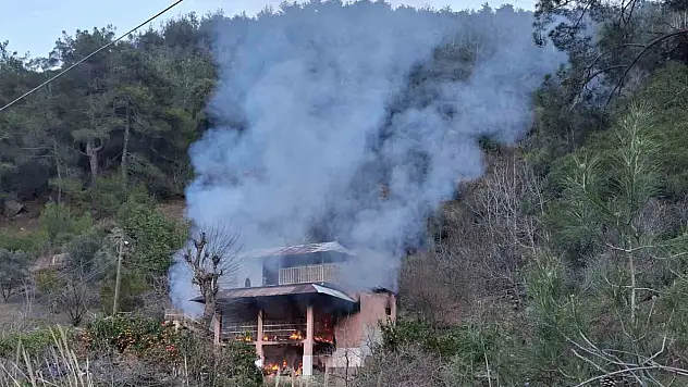 Yayla evi yanarak kullanılmaz hale geldi