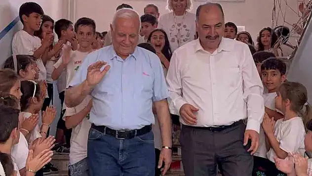 44 yıllık öğretmen çiçekler ve meşalelerle emekliliğe uğurlandı
