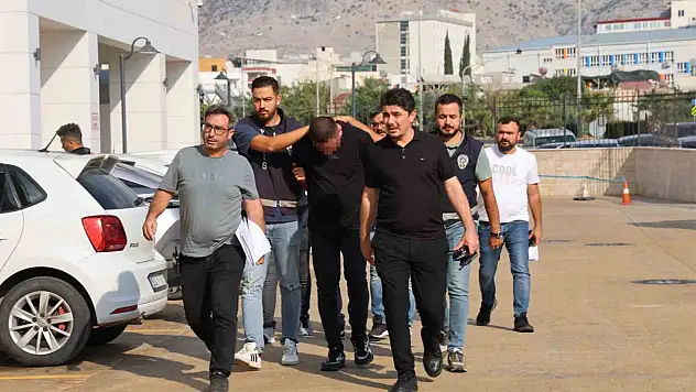 Oto galeriye kurşun yağdı