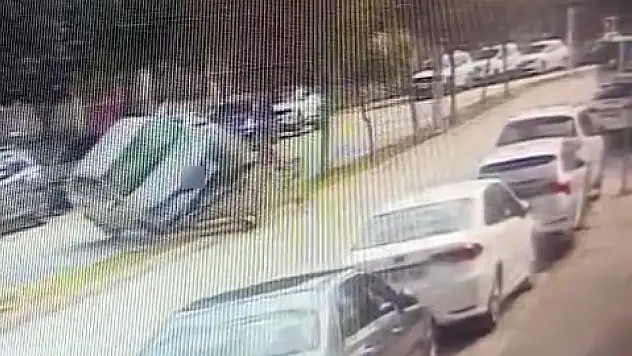 Adana'da otomobil ağaca çarpıp takla attı!
