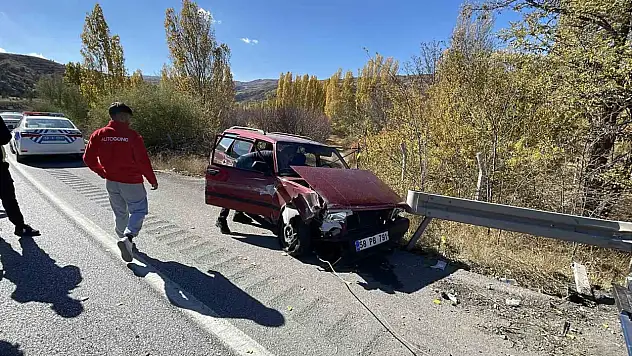 Trafik kazasında savrulan 1'i ağır 2 kişi yaralandı