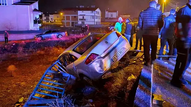 Sivas'ta otomobil bariyere çarptı: 1'i ağır, 2 kişi yaralandı