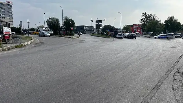 Elektrikli bisiklet ikiye bölündü: Sürücü takla attı