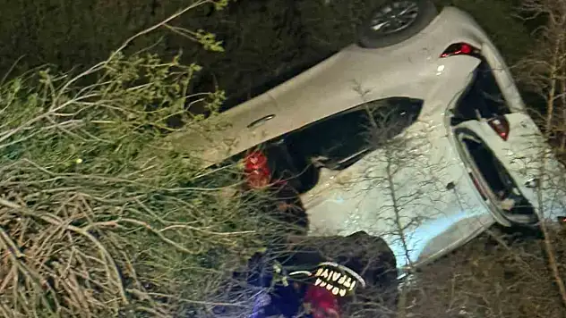 Devrilen otomobilin sürücüsü halat yardımıyla kurtarıldı!