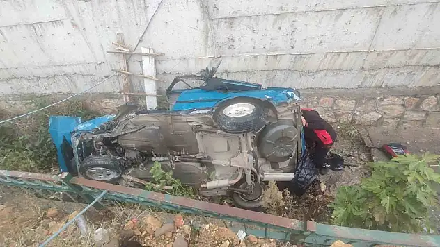 Kontrolden çıkan araç kanala düştü