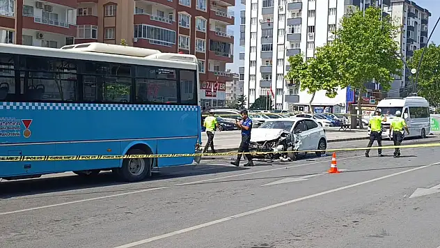 Otomobil ve halk otobüsü çarpıştı çok sayıda kişi yaralandı!