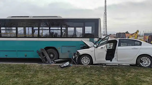 Otomobil halk otobüsüne çarptı