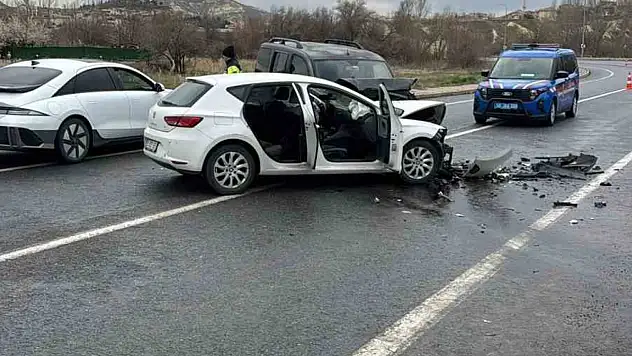 Otomobil ile hafif ticari araç kafa kafaya çarpıştı: Çok sayıda yaralı!