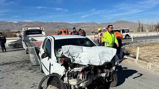 Niğde-Kayseri karayolunda otomobil ile kamyon çarpıştı!