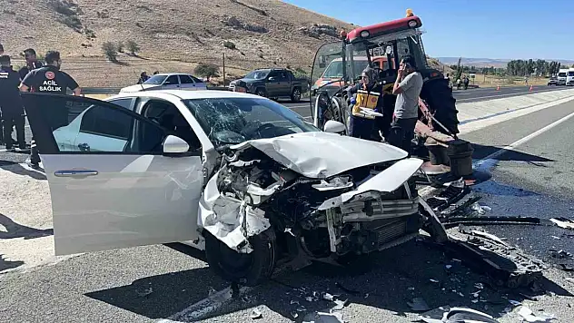 Kayseri'de otomobil ile traktör çarpıştı