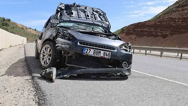 Otomobil kontrolden çıktı: 3 yaralı