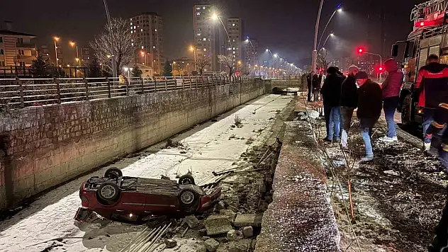 Otomobil sulama kanalına düştü