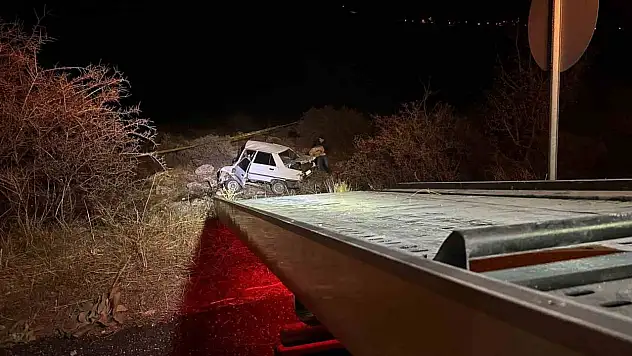 Otomobil kayalıklara çarptı: 1 ölü, 1 yaralı