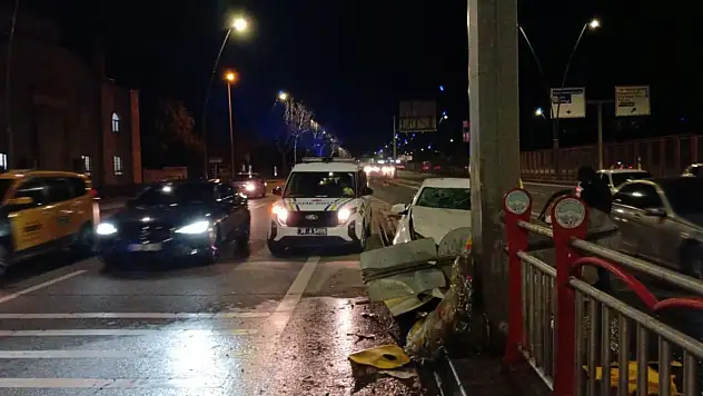 Otomobil kontrolden çıktı - Tabela direğine çarptı!